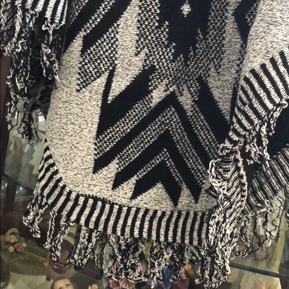 LAST 1! BLACK & GREY FRINGE PONCHO KNIT SWEATER - Picture 7 of 7